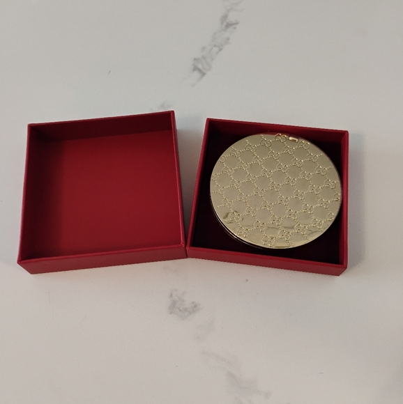 Gucci GG Dual Mirror - NEW Gold Compact - Picture 2 of 7
